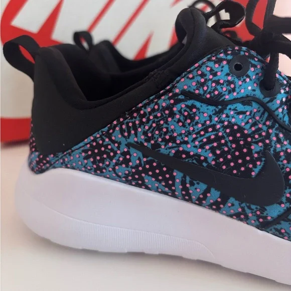 NEW Nike Women’s Kaishi 2.0 Print Sneakers - Size 8 (L) and Size 9 (R) - Picture 6 of 14